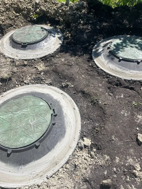 Три люка трёхкамерного септика из колец